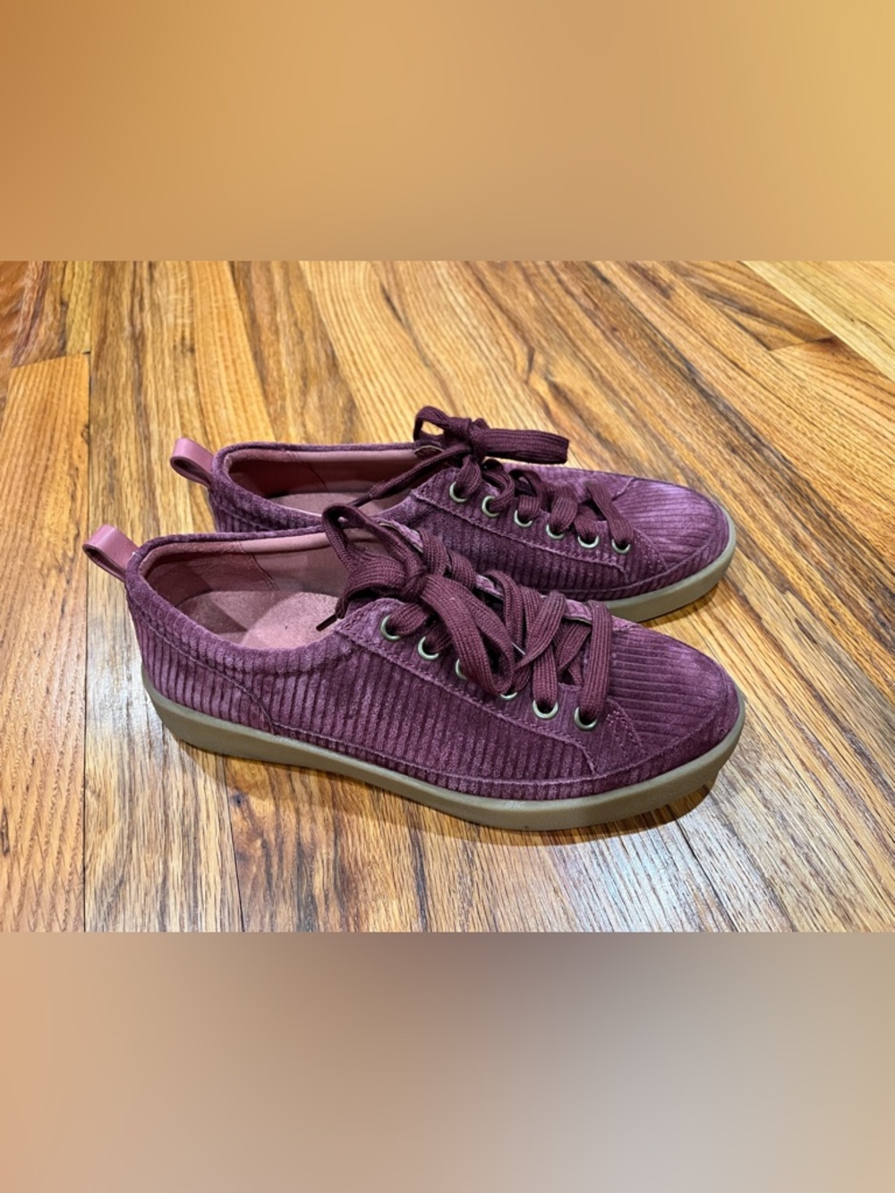 Vionic Suede Winny Sneaker Women's 6.5 Cherry Jubilee Corduroy Purple